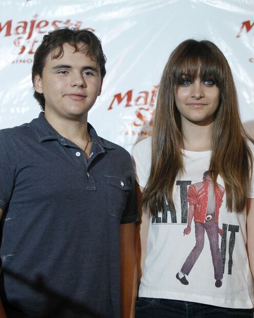 Tras hospitalización, Paris Jackson da un concierto con su novio