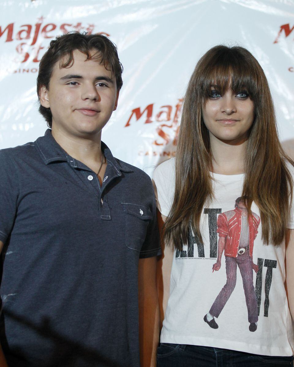 Tras hospitalización, Paris Jackson da un concierto con su novio