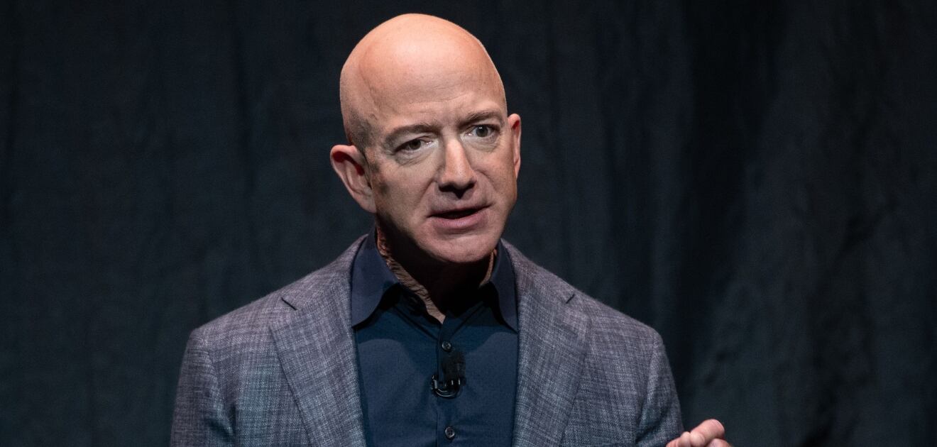 Video: Así de insólita luce la fortuna de Jeff Bezos con granos de arroz