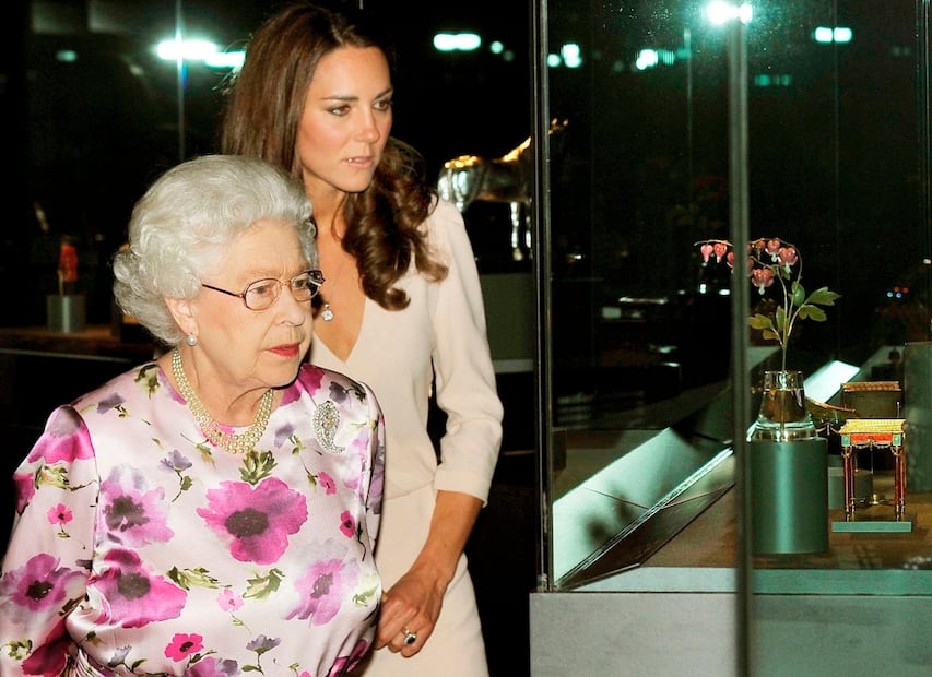 Kate Middleton junto a Isabel II / Foto: EFE