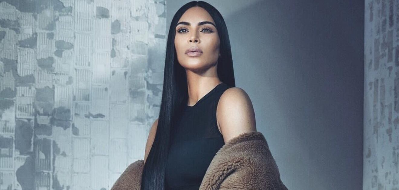Kim Kardashian reemplaza abrigos de piel por materiales sintéticos 