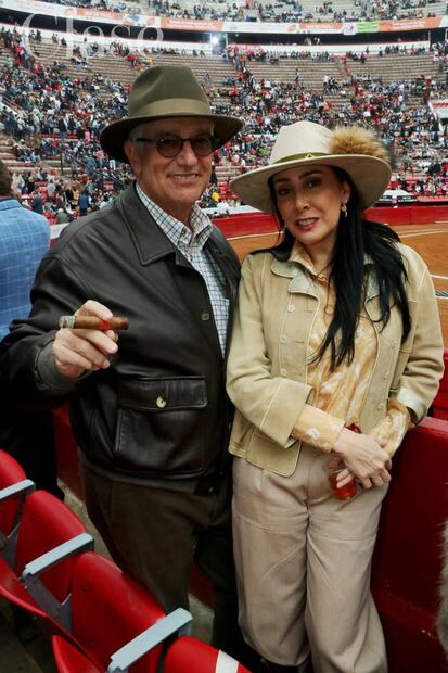 Ricardo Salinas Pliego y María Laura Medina / Foto: Revista Clase