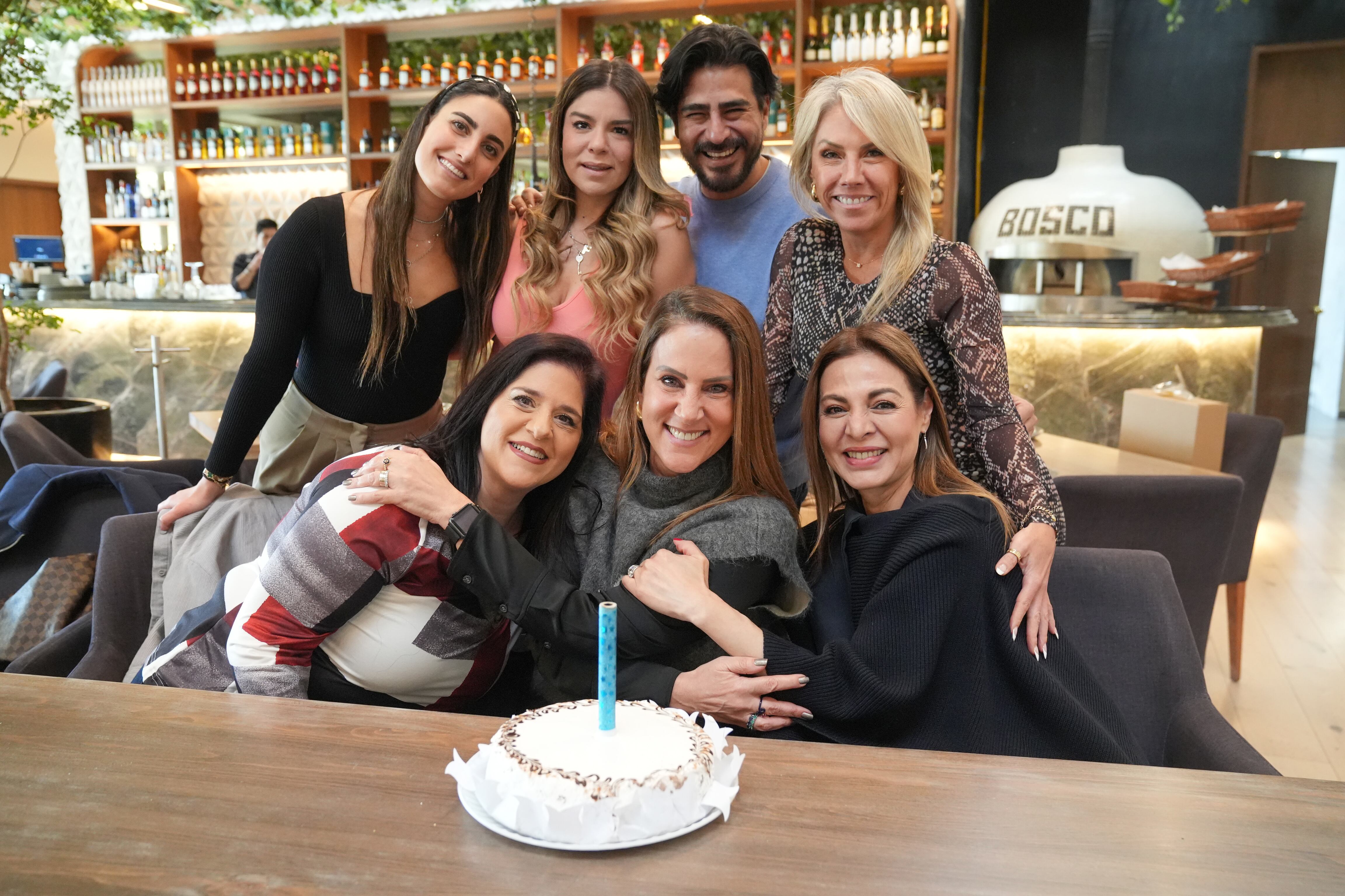 Nathaly Saba, Fabiola Ortiz, Eddie Jaimes, y Lily Duclaud con Ruth Jafif, Verónica Salame y Jamehel Guerra. (Foto: Héptor Arjona)