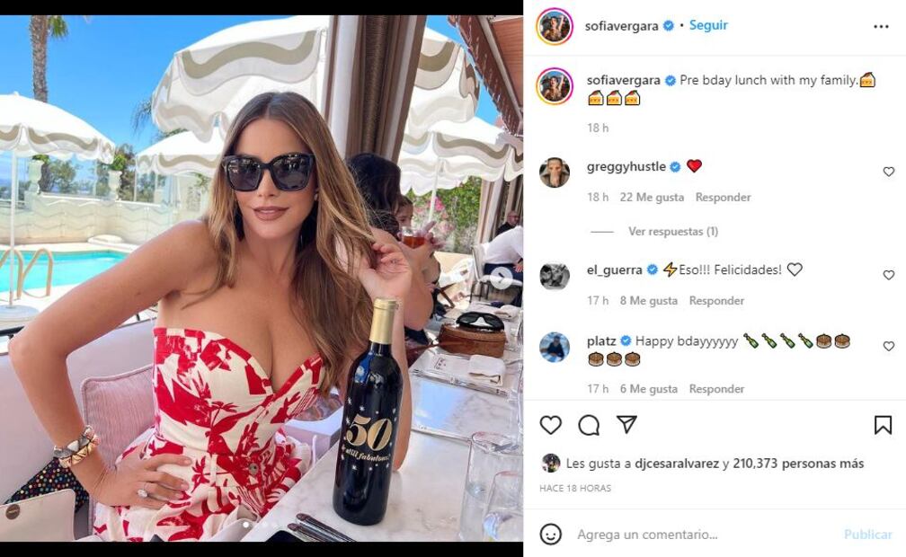 Sofía Vergara cumple 50 años y lo celebra con un corsé blanco y rojo