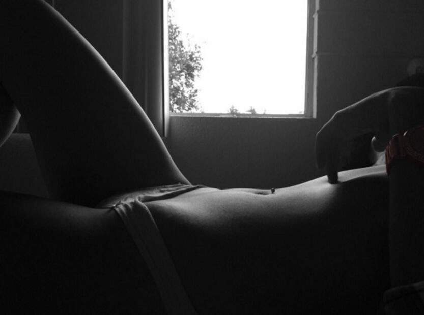 Sergio Mayer Mori posa semidesnudo con su novia Valeria Olivares