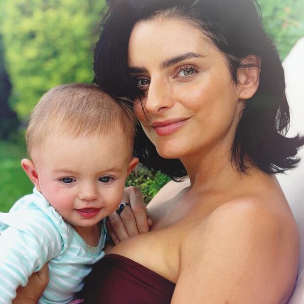 Aislinn Derbez defiende la lactancia materna y revela que lo hará con Kailani hasta que cumpla 2 años
