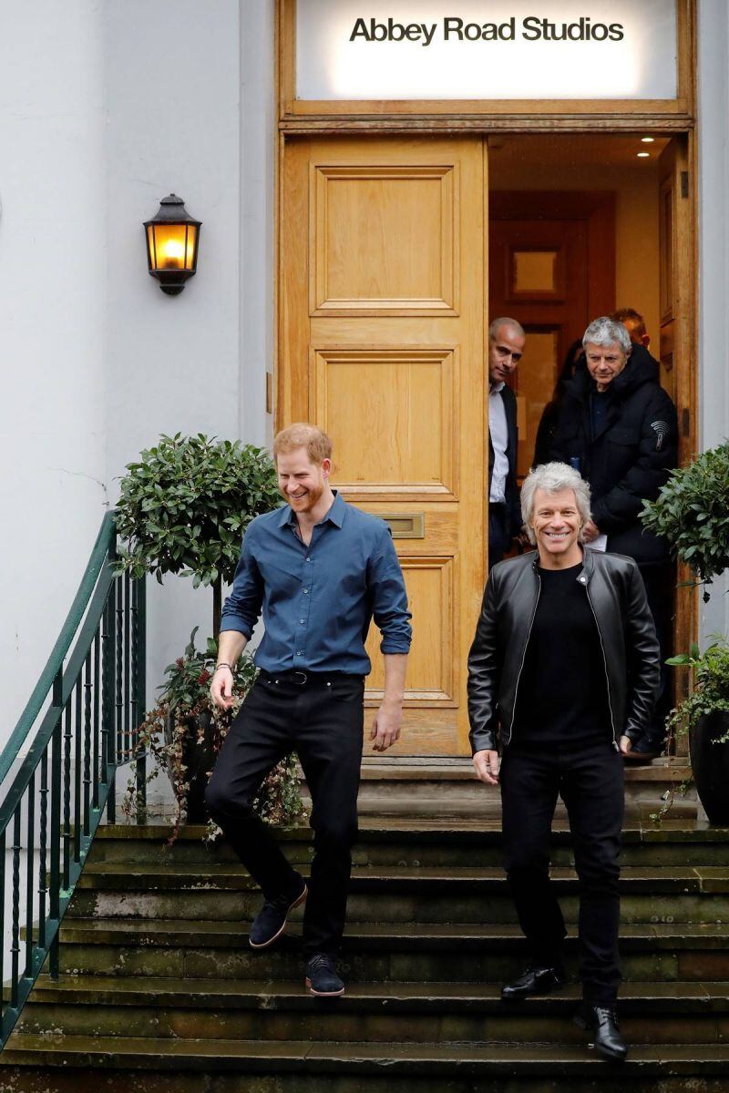 Enrique de Sussex y Bon Jovi cantan juntos en Abbey Road Studios y posan como The Beatles