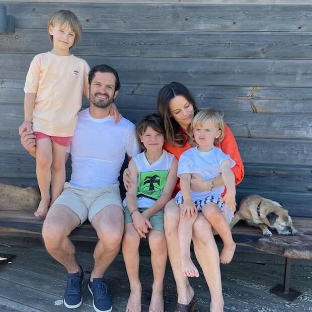 Carlos Felipe y Sofía de Suecia con sus hijos, los príncipes Alexander, Gabriel y Julian / Foto: Instagram