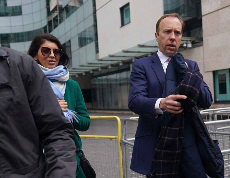 La reina Isabel llama a Matt Hancock, ministro inglés de salubridad, "pobre hombre"