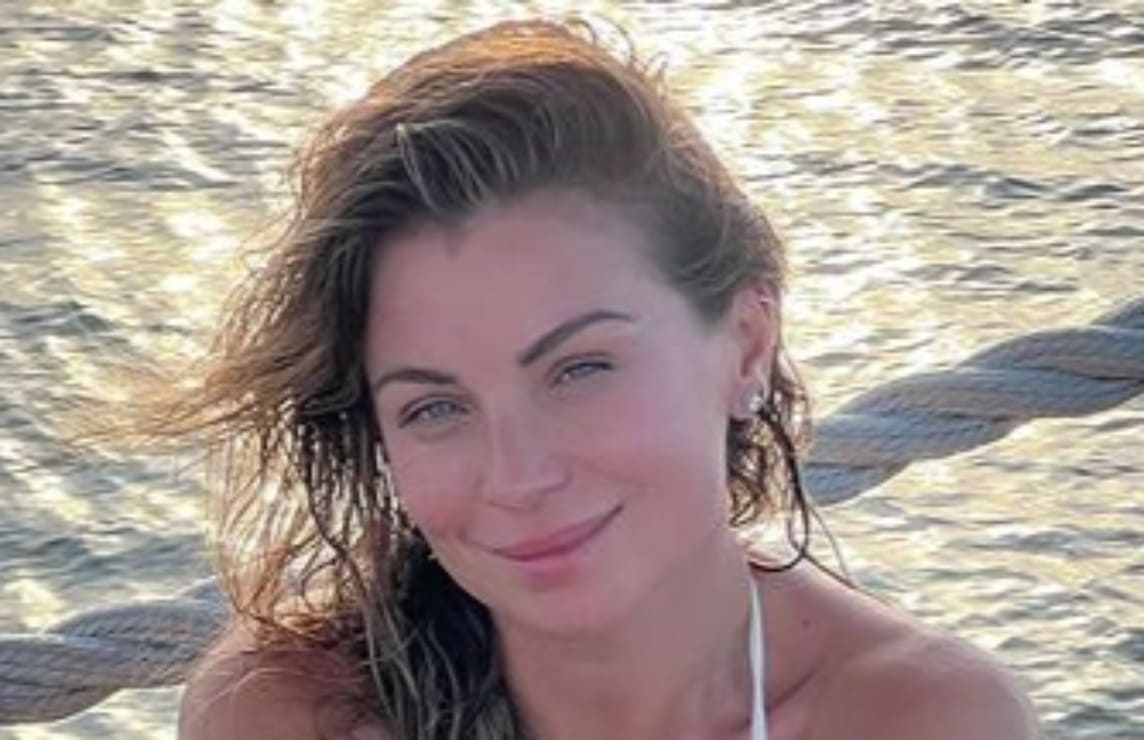 Ludwika Paleta, desde el mar, presume su tonificado abdomen con bikini verde