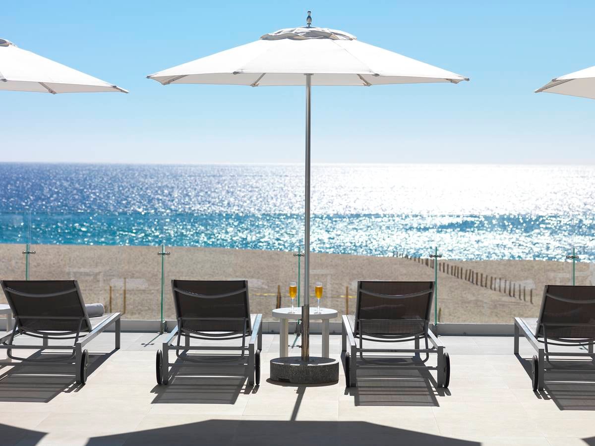 Puedes estar tomando el sol en un camastro mientras ves saltar a las ballenas / Fotos: Cortesía del Hotel Paradisus Los Cabos