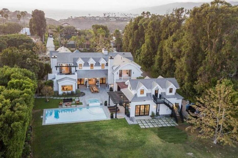 Dakota Johnson y Chris Martin se mudan a casa de 12.5 millones de dólares