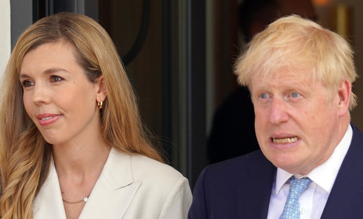 Carrie, esposa de Boris Johnson, muy coqueta luce cuerpazo en bikini rojo