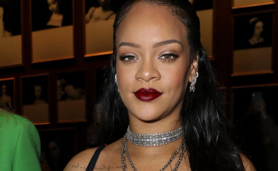 Rihanna sale a caminar y presume su pancita con prendas muy de los 90