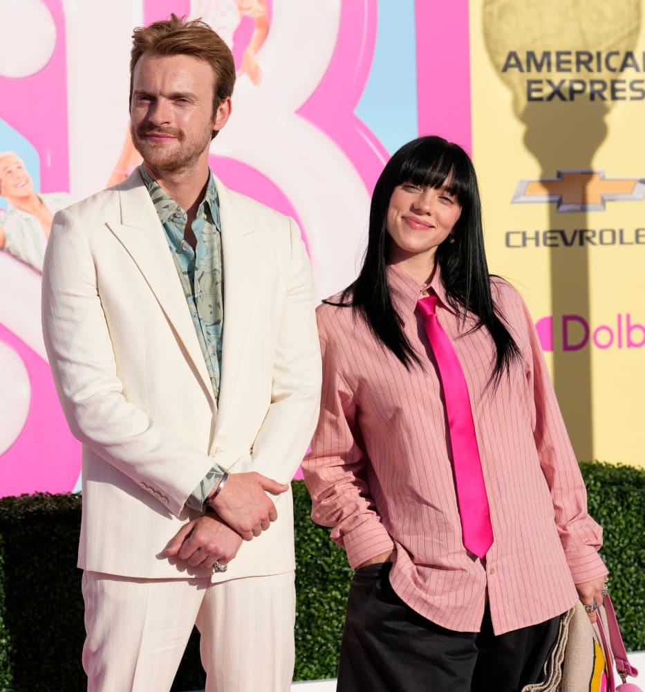 Billie Eilish y su hermano Finneas O'Connell en el estreno de la película "Barbie" en Los Ángeles / AP