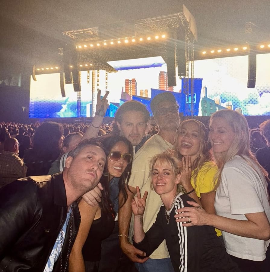 Salma Hayek y sus amigos en el concierto de Oasis / Foto: Getty Images