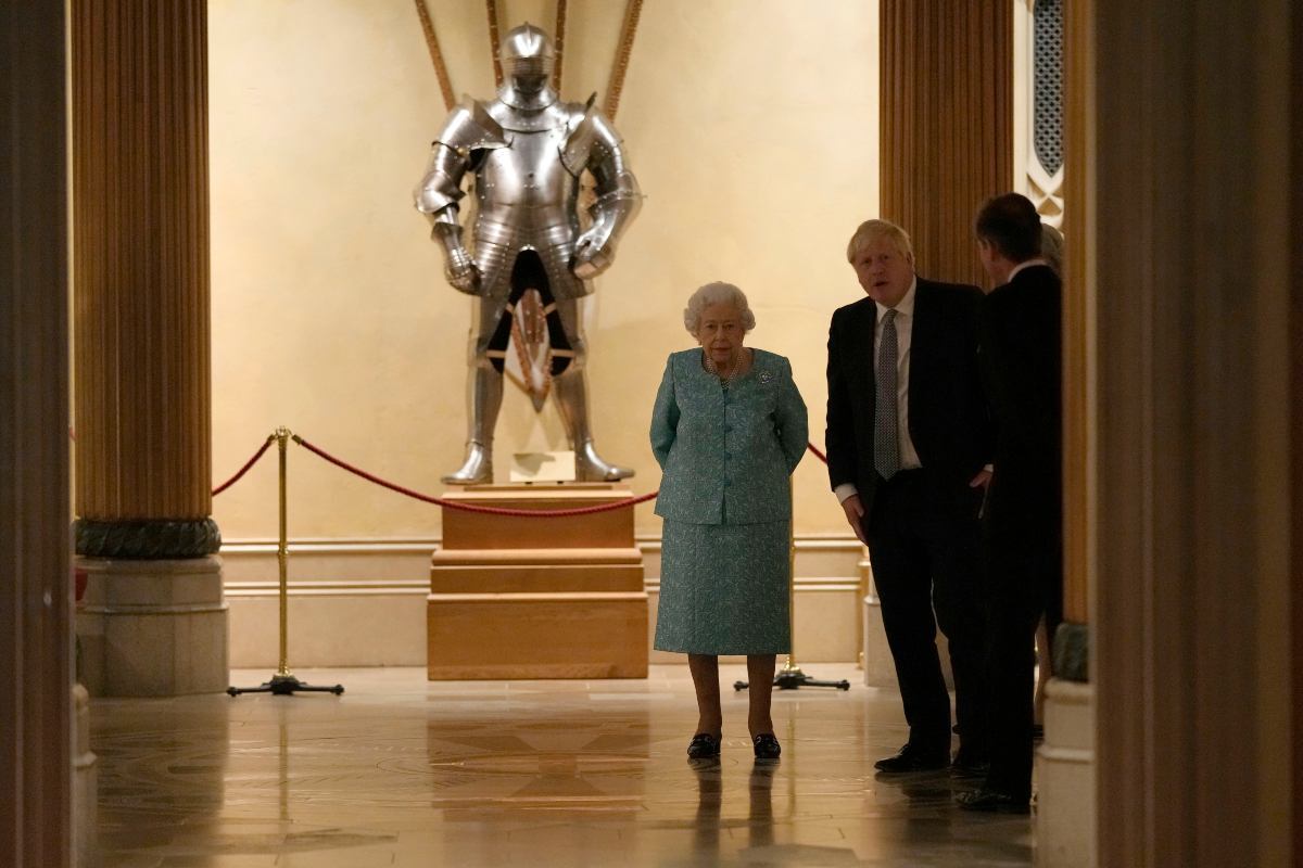 Isabel II recibe 'millonaria' visita de Bill Gates en una elegante cena