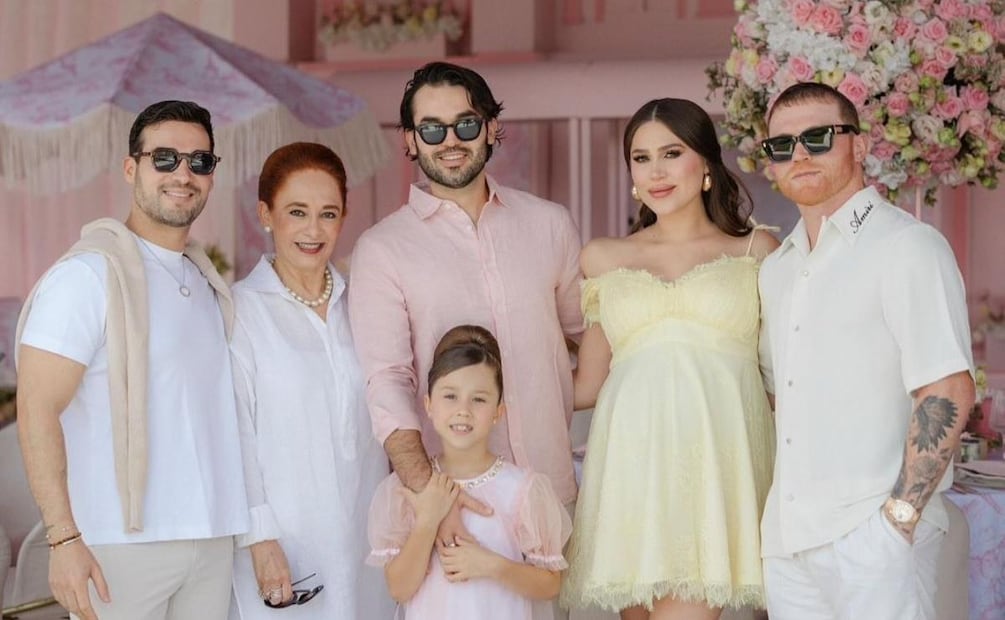 Saúl 'Canelo' Álvarez y Fernada Gómez junto a su familia en el baby shower de su segunda hija juntos / Foto: Instagram @aritinajera