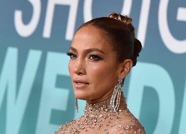 Jennifer Lopez presume sus tonificadas piernas en un elegante vestido de Valentino