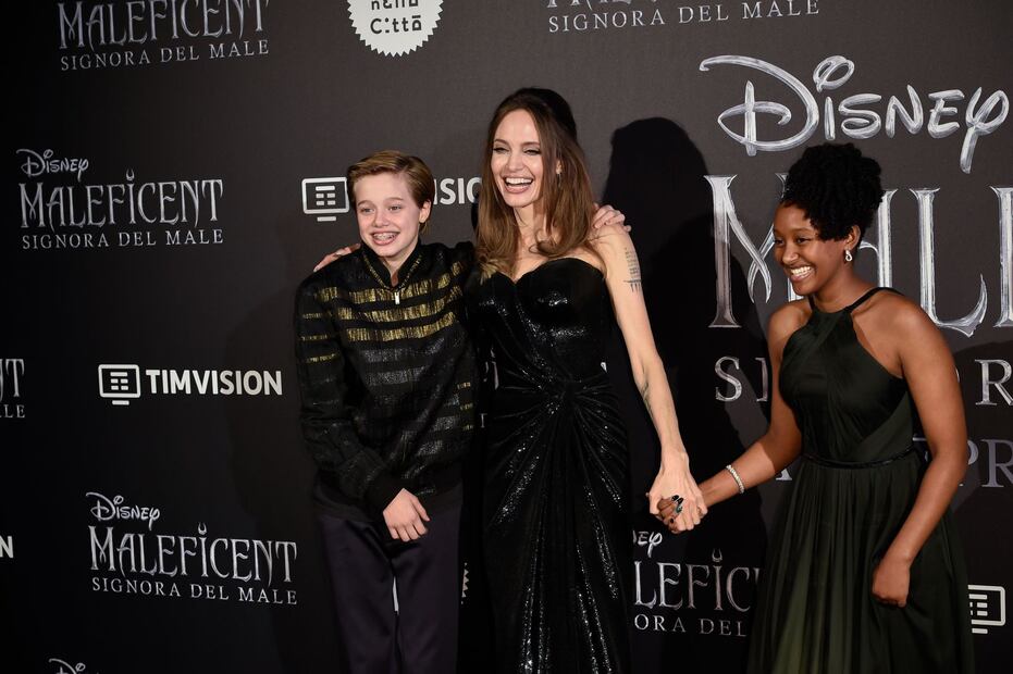 Angelina Jolie deslumbra en su paso por la alfombra acompañada de Shiloh y Zahara Jolie-Pitt