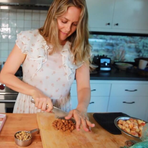 Alicia Silverstone confiesa que se baña con su hijo de 9 años 