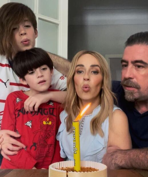 Jimena Pérez con su esposo Rafael Sarmiento y sus hijos, Iker e Iñaki / Instagram
