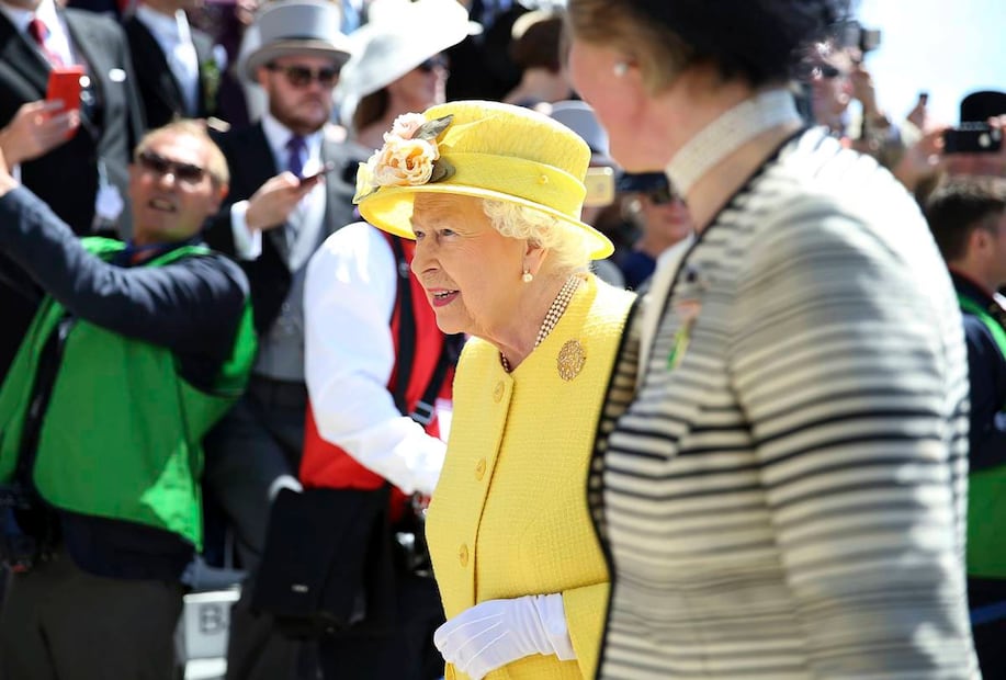 La nueva arma de la reina Isabel II contra el Covid-19: guantes antivíricos