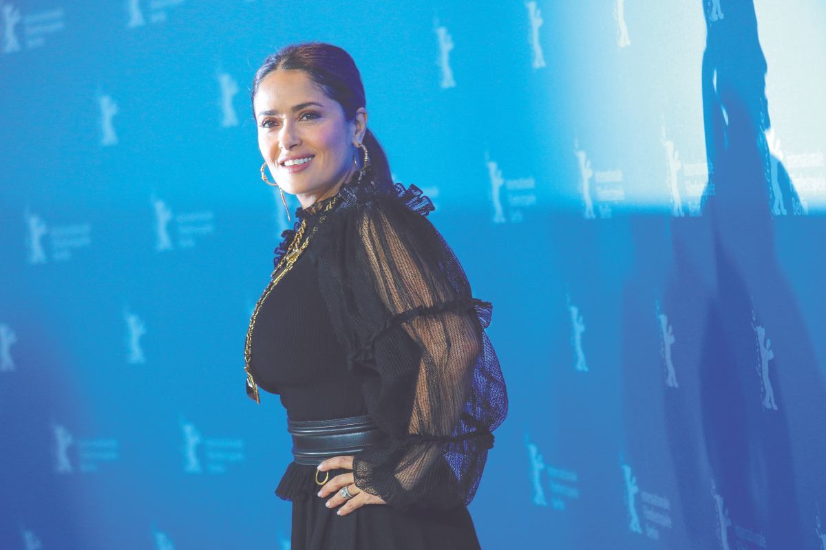 Salma Hayek impacta con foto makeup free en la alberca 