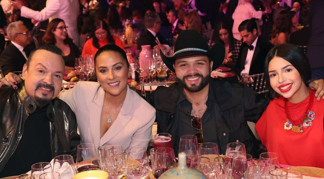 Pepe Aguilar y Aneliz Álvarez con sus hijos, Leonardo y Ángela / Foto: Getty Images