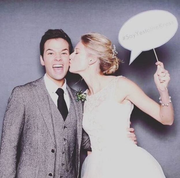 El elenco de iCarly se reúne en la boda de Nathan Kress 