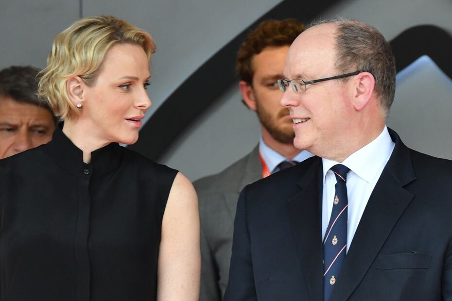 El príncipe Alberto y la princesa Charlene felicitan a Lewis Hamilton en el GP de Mónaco