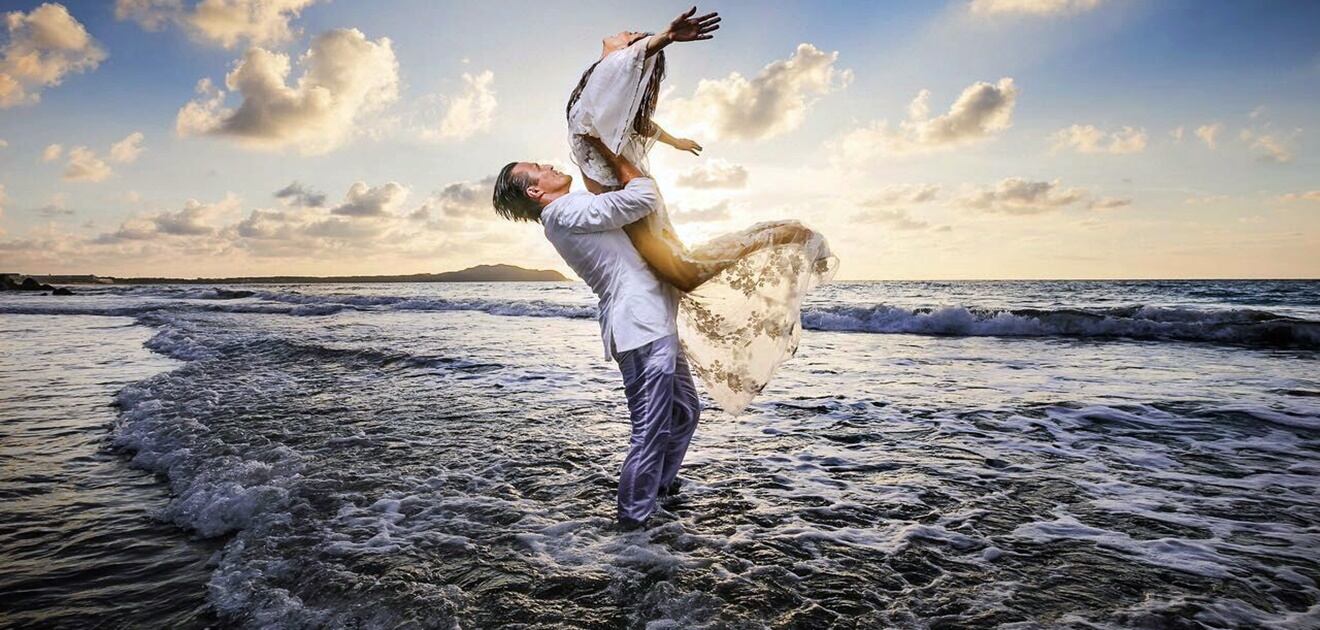 <p>Billy Rovzar y Claudia Álvarez se juraron amor eterno frente al mar de&nbsp;la Riviera Nayarit. <strong>(Fotos: Instagram)</strong></p>
