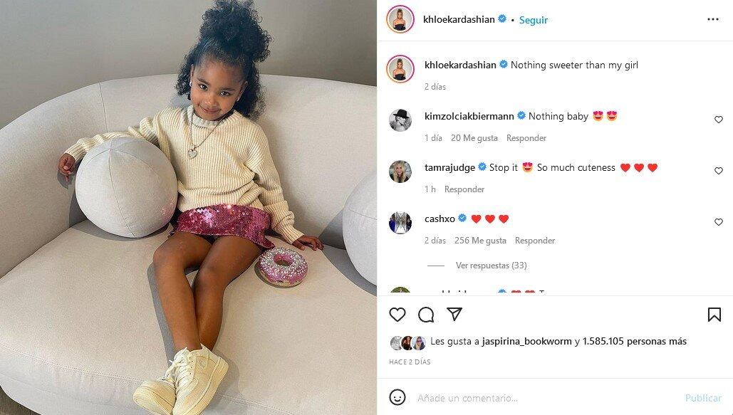 Khloé Kardashian presume a su hija True con bolso de 80 mil pesos