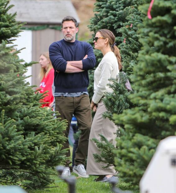 Captan a Jennifer Garner y Ben Affleck con sus hijos en la compra del árbol de Navidad