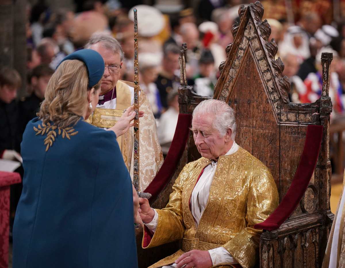 Quién es la mujer que cargó la espada en la coronación de Carlos III 