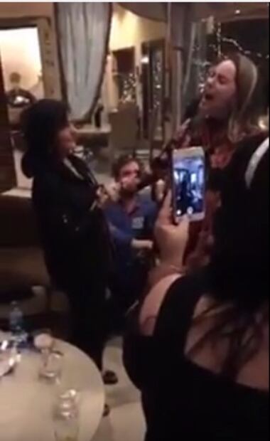 Belinda le da serenata a su amado Criss Angel 