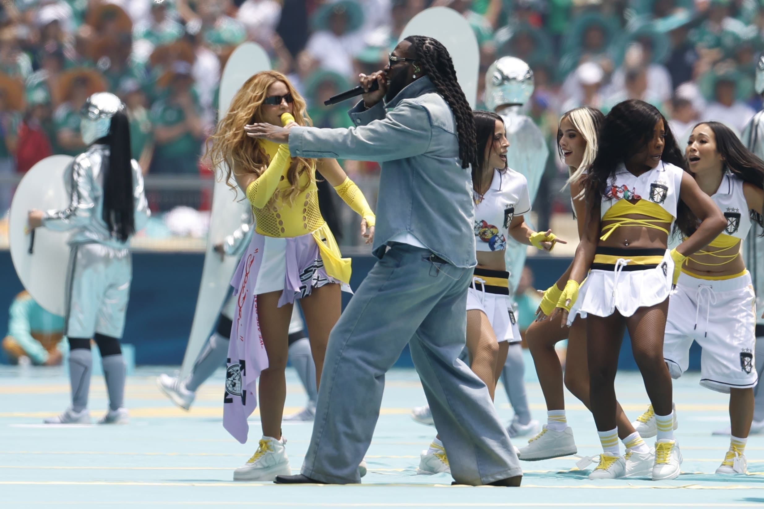 Shakira y Burna Boy. (Foto: EFE)