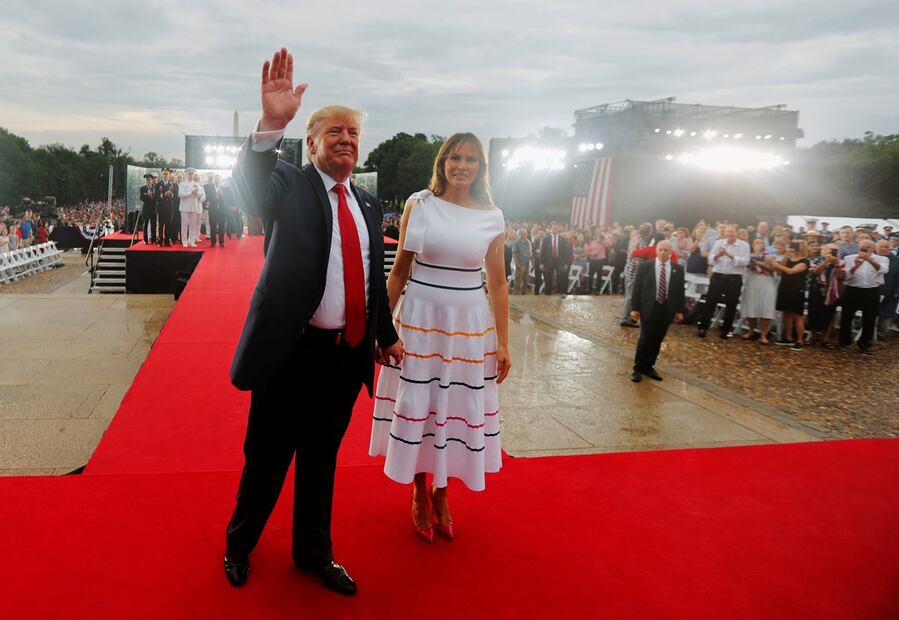 Faux pas: Melania Trump asiste a evento oficial y, al parecer, no llevaba sostén