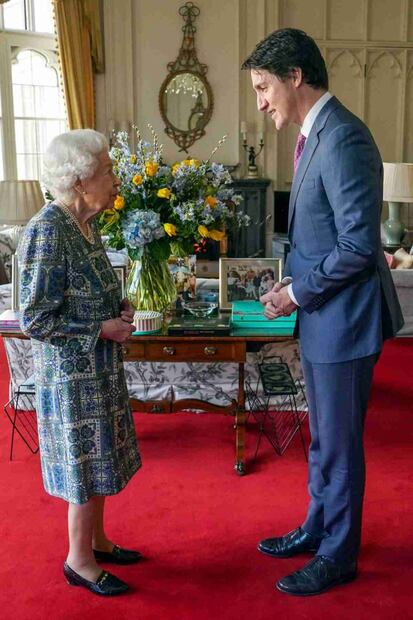 La reina Isabel II del Reino Unido aparece tras superar el Covid-19