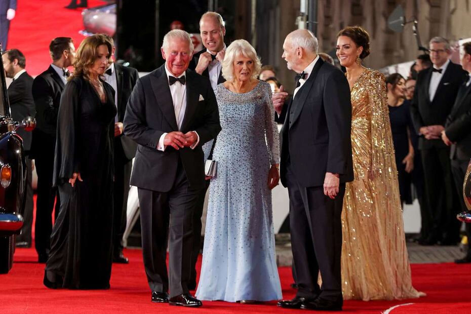 Kate Middleton impacta con escote, transparencias y vestido dorado en la premiere de "No time to Die"