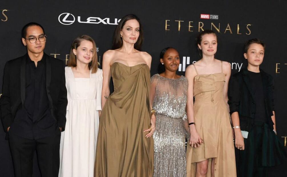Angelina Jolie con sus hijos Pax, Vivienne, Zahara, Shiloh y Knox / Getty Images