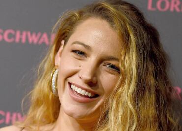 Blake Lively luce cuerpazo en bikini blanco y top cruzado