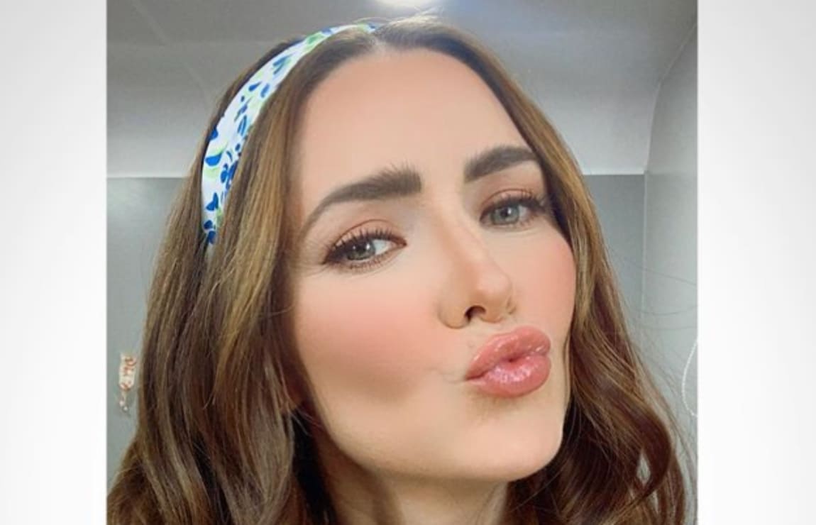 Ariadne Díaz conquista con blazer y body nude que estiliza su figura