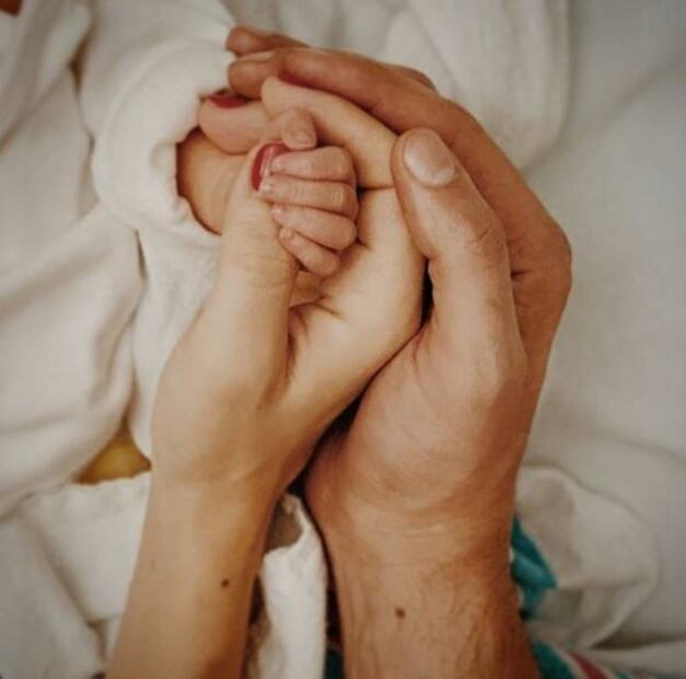 Ya nació Kira, la hija de Billy Rovzar y Claudia Álvarez, y aquí te decimos qué significa su nombre