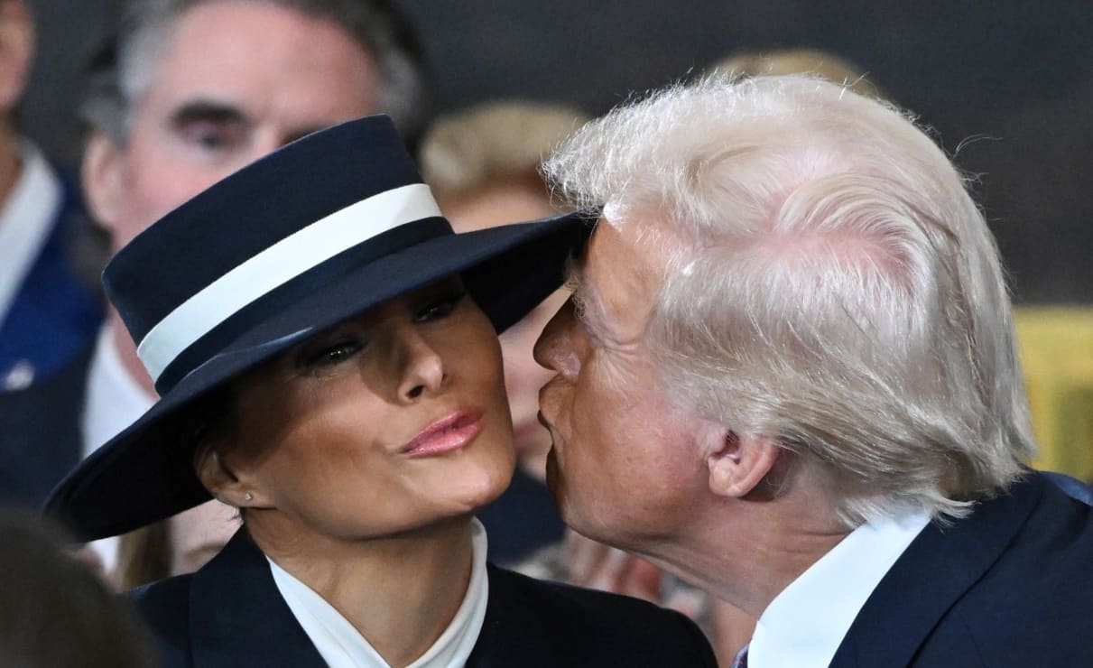 Donald Trump y Melania: El 'beso al aire' que causó controversia en la investidura