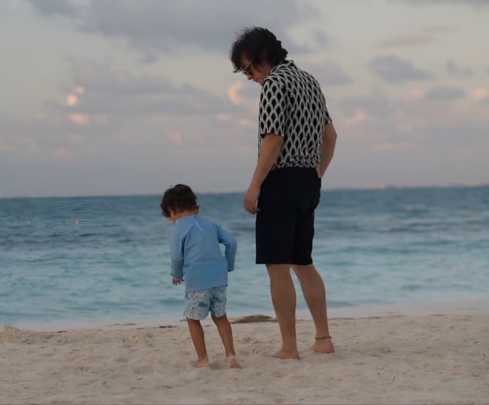 Siddhartha con su hijo Mar / Foto: Especial