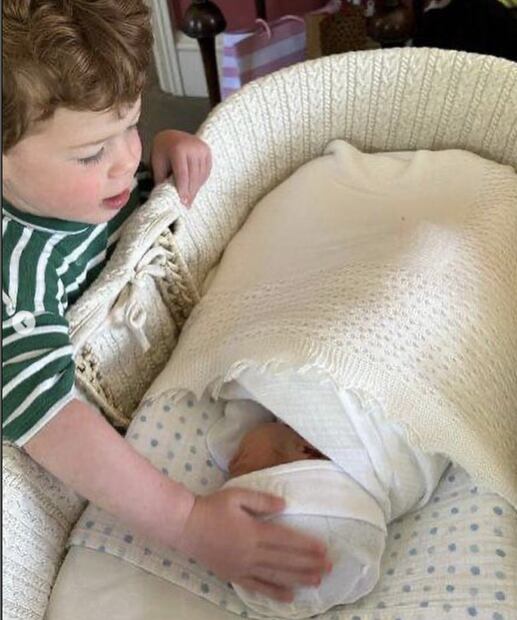 El pequeño August con su hermano recién nacido, Ernest / Instagram @princesseugenie