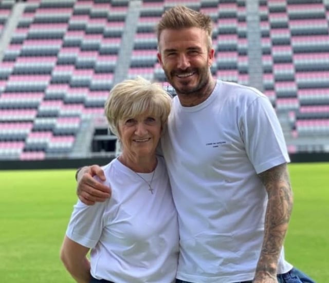 David Beckham reaparece en Wimbledon junto a su mamá tras salir del hospital