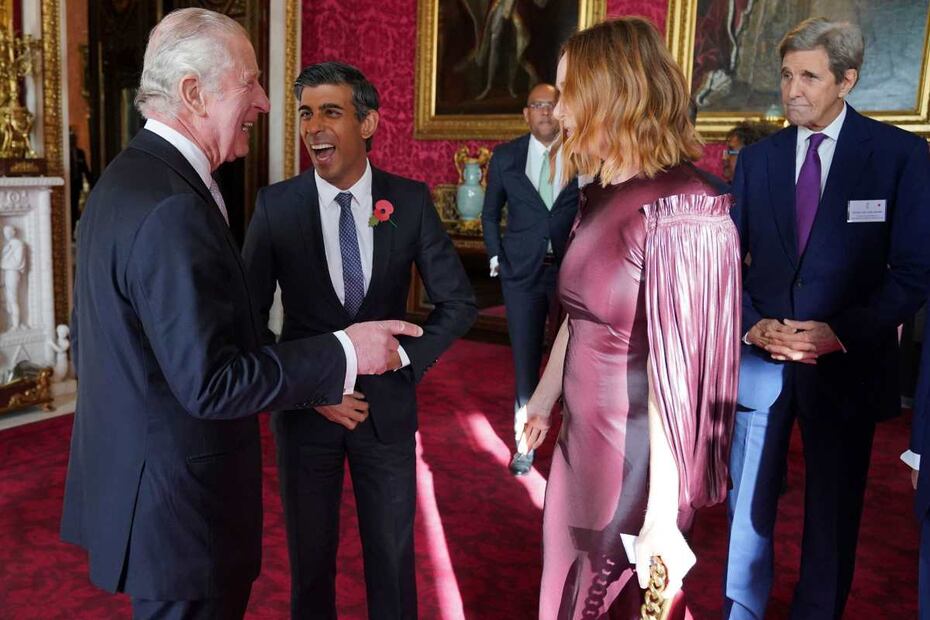 Stella McCartney besa al rey Carlos III entre nervios y olvido del protocolo