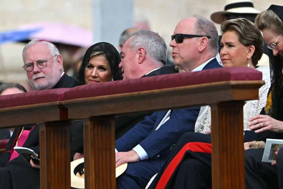 La Reina Máxima de Holanda con un vestido largo y mantilla cubriendo su cabeza / Foto: AFP